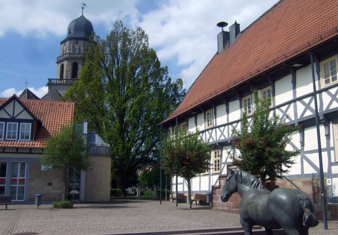 Geschichte Rathaus Kirche.JPG