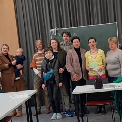 Die ehrenamtlichen Lehrkräfte Valentina Weide, Erika Poletajev, Nika Matveev und Katja Wiegand mit den Kursteilnehmern